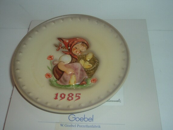 1985 Hummel Annual Plate Girl with Chicks with box