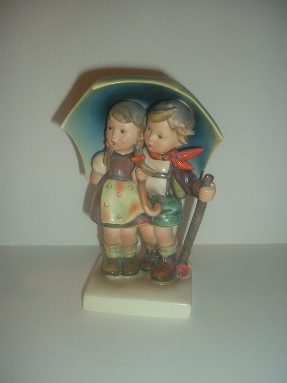 Hummel HUM 71 Stormy Weather Boy Girl Umbrella Figurine Full Bee TMK2
