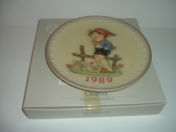 1989 Hummel Annual Plate Boy with Fence & Pigs with box