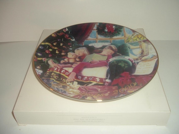 2000 Avon Collectibles Christmas Dreams Plate with box