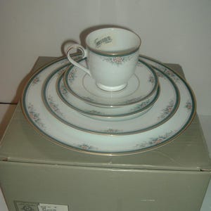 Noritake Landon 5 Piece Placesetting Plates Cup Saucer in box