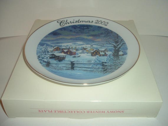 2002 Avon Collectibles Home For The Holidays Plate with box