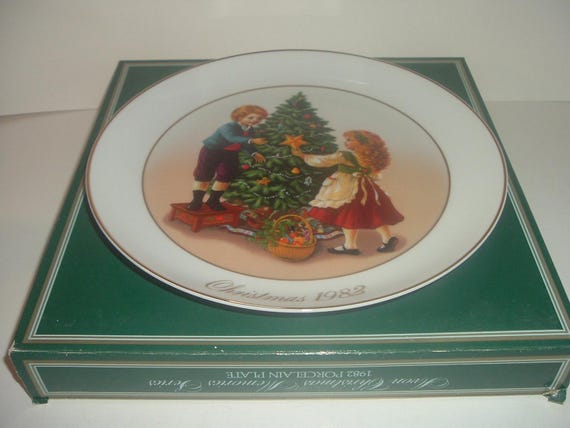 1982 Avon Memories Keeping The Christmas Tradition Plate with box