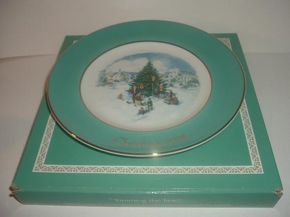 1978 Avon Collectibles Trimming The Tree Plate with box