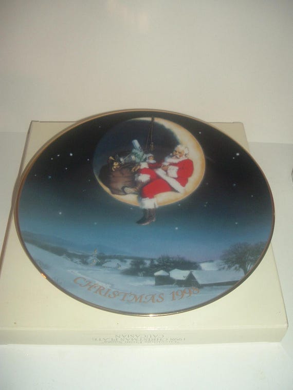 1998 Avon Collectibles Greetings From Santa Plate with box