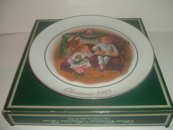 1983 Avon Memories Enjoying The Night Before Christmas Plate with box
