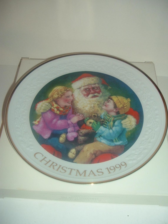 1999 Avon Collectibles Santa's Tender Moment Plate with box