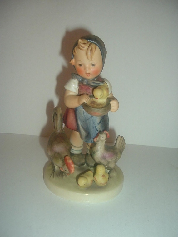 Hummel HUM 199 Feeding Girl feeding chickens birds Figurine TMK3