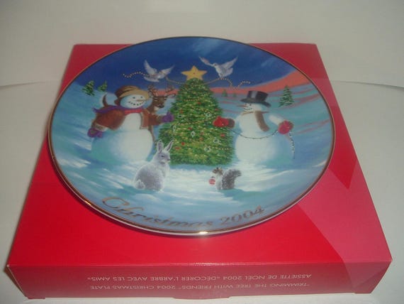 2004 Avon Collectibles Trimming the Tree with Friends Snowmen Plate with box
