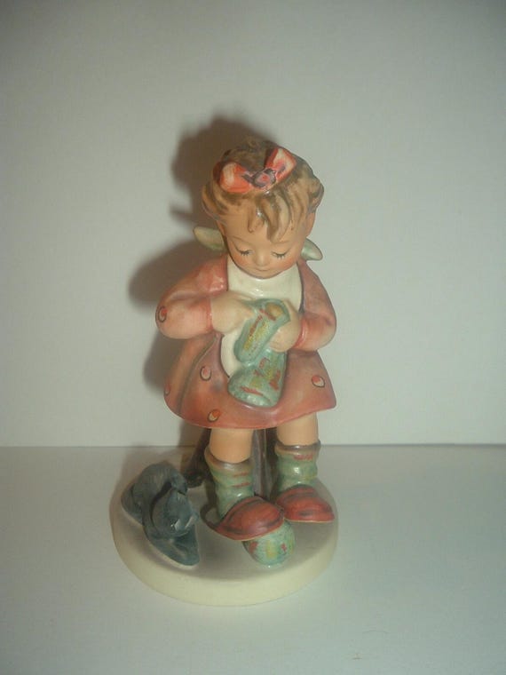 Hummel HUM 133 Mothers Helper Girl with Cat Figurine TMK5