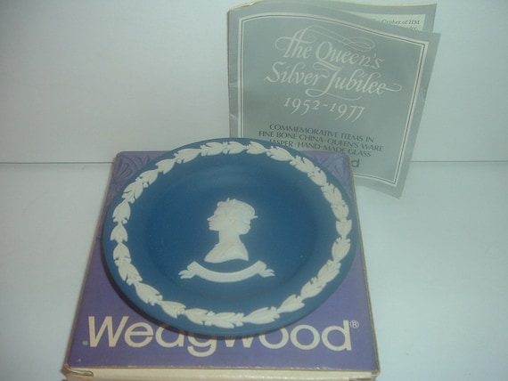 Wedgwood Dark Blue Jasperware Queen Elizabeth Silver Jubilee 4.25" Plate with box