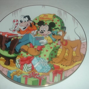 Disney Mickey Mouse Goofy Night Before Christmas Plate 1991