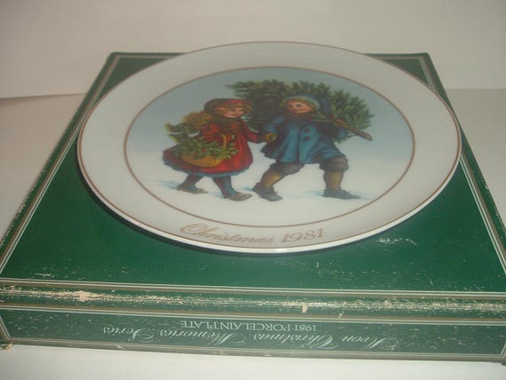 1981 Avon Memories Sharing The Christmas Spirit Plate with box