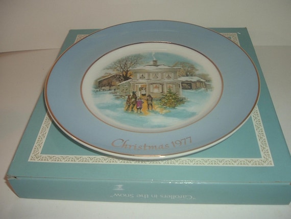 1977 Avon Collectibles Carollers In The Snow Christmas Plate with box