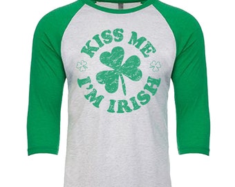 Küss mich ich bin IRE - Kleeblatt design (grün Wörter) - Unisex Tri-Blend 3/4 Sleeve Raglan Baseball T-Shirt - Größen XS-3XL in 14 Farben!