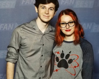 Carl Halloween Kostüm oder Cosplay - Erwachsenen Atomic Paw Unisex Tri-Blend 3/4 Ärmel Raglan Baseball T-Shirt - Größen XS-3XL in 14 Farben!