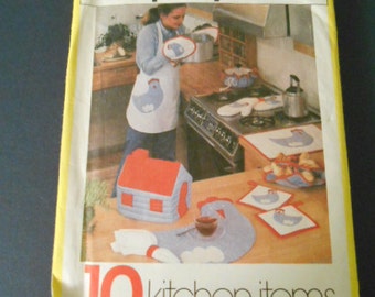 Simplicity Sewing Pattern, 124, 10 Kitchen Items, Placemats, Aprons, mitts, Tea Cozy, Bun Cozy