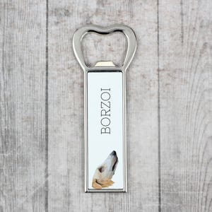 Un abridor de botellas de cerveza con un Borzoi, perro lobo ruso. Una nueva colección con el perro geométrico.