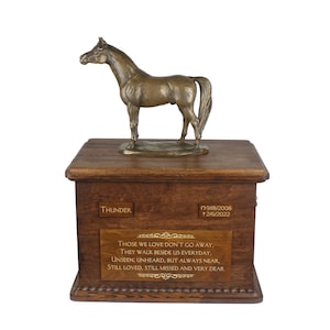 Grote urn Arabisch paard voor paardenas, urn met naam, datums en citaat, gedenkteken met standbeeld bovenop, houten urn, aanpasbare urn voor paard