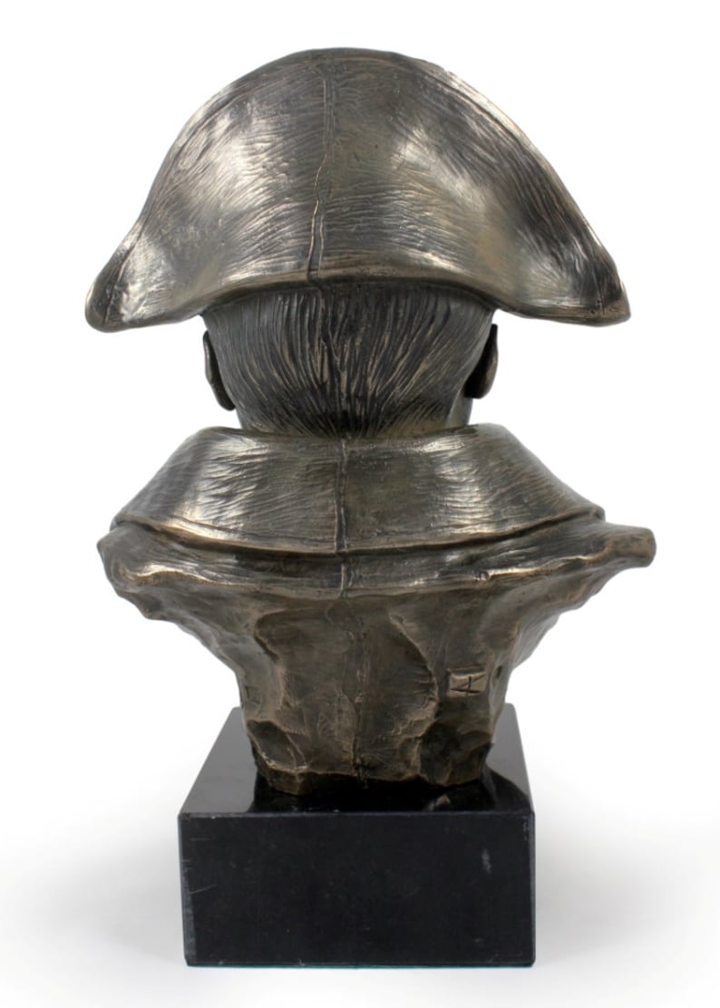 Op de afbeelding: Bronzen bustebeeld van een persoon met een tricorn. Het bustebeeld staat op een zwarte marmeren voet.
