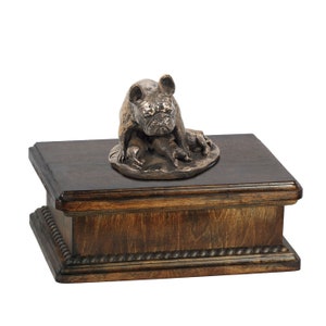Exklusiv Bestattungsurne für sterbliche Überreste des Hundes mit einer Statuette der Französische Bulldogge - Rasse. Neues Modell