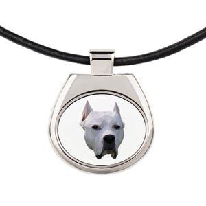 Een ketting met een Argentijnse Dogo-hond. Een nieuwe collectie met de geometrische hond