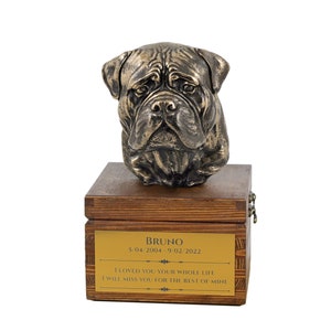 Bullmastiff urn for dog&#39;s ashes, Urn with engraving and sculpture of a dog, Urn with dog statue and engraving, Custom urn for a dog