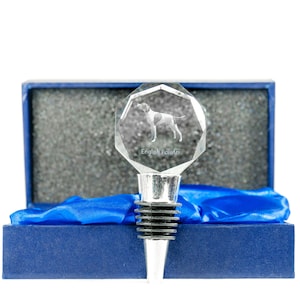 Può includere: Un tappo per bottiglia in cristallo trasparente e sfaccettato con un'immagine incisa di un cane English Pointer. Il tappo è presentato in una scatola blu con fodera in raso blu. Il testo "English Pointer" è visibile.