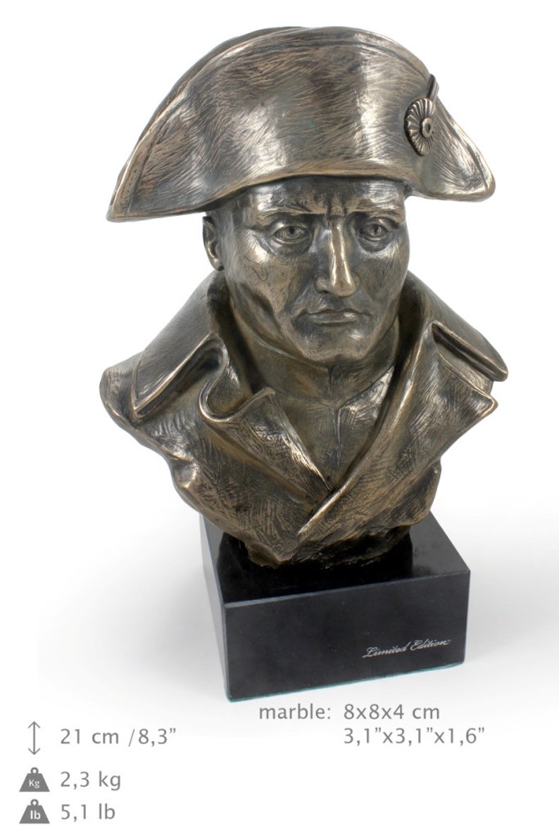 Op de afbeelding: Bronzen buste van Napoleon Bonaparte met een tweekleurige hoed, op een zwarte marmeren voet. Het beeld is 21 cm hoog en weegt 2,3 kg. "Limited Edition" is gegraveerd op de voet.
