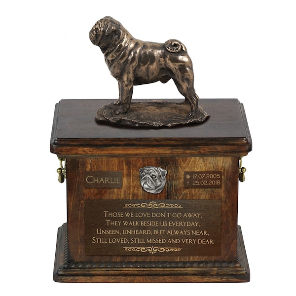 Mopshond - exclusieve Urn voor de as van de hond met een standbeeld, een opluchting en een inscriptie. KUNST-DOG. Crematie vak Aangepaste urn.