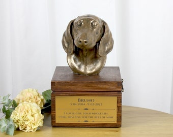 Dachshund urn for dog's ashes, Urn with engraving and sculpture of a dog, Urn with dog statue and engraving, Custom urn for a dog