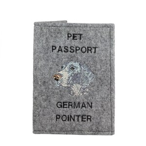 Op de afbeelding: Grijze gevoelde dierenpaspoort houder met een geborduurd Duitse Korthaar hondenhoofd en de tekst "PET PASSPORT GERMAN POINTER".