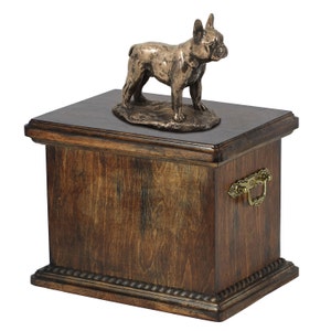 Bestattungsurne für sterbliche Überreste des Hundes mit einer Statuette der Französische Bulldogge