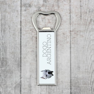 Een bierflesopener met een Argentijnse Dogo-hond. Een nieuwe collectie met de geometrische hond