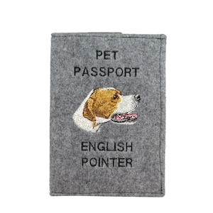 Può includere: Portapassaporto in feltro grigio con un cane Pointer inglese ricamato e il testo "PET PASSPORT ENGLISH POINTER".