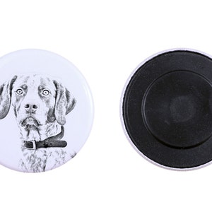 Könnte beinhalten: Ein weißer runder Magnet mit einer Schwarzweißillustration eines Hundes mit Halsband.