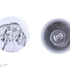 Könnte beinhalten: Ein weißer Knopf mit einer Schwarzweißillustration eines Hundekopfes. Der Knopf hat einen Durchmesser von 2,5 cm.