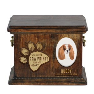 Urn for dog ashes with ceramic plate and sentence - Geometric Cavalier King Charles Spaniel, ART-DOG. Cremation box, Custom urn.