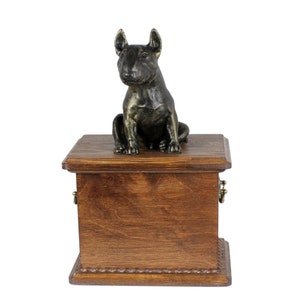 Exclusivo La urna para cenizas de un perro con la estatua de Bulldog francés mother, relieve e inscripción.