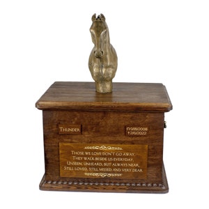 Hannoveraans paard grote urn voor paardenas, urn met naam, datums en citaat, gedenkteken met standbeeld bovenop, houten urn, aanpasbare urn voor paard