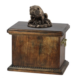 La urna para cenizas de un perro con la estatua de Bulldog inglés