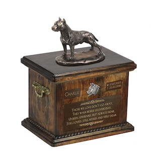 Exklusiv Bestattungsurne für sterbliche Überreste des Hundes mit einer Statue der American Staffordshire Terrier, Relief und Inschrift.