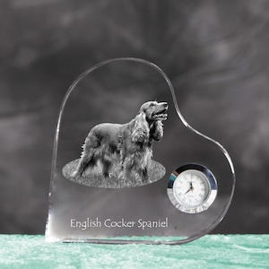 Puede incluir: Un reloj de cristal en forma de corazón con una imagen grabada de un Cocker Spaniel Inglés. El reloj tiene una esfera blanca con agujas y números negros. El texto "English Cocker Spaniel" está grabado debajo de la imagen.
