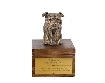 American Staffordshire Terrierr urn for dog's ashes, Urn with engraving and sculpture of a dog, Urn with dog statue, Custom urn for a dog