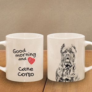 Könnte beinhalten: Zwei weiße Keramikbecher mit herzförmigen Griffen. Ein Becher hat den Text "Good morning and" mit einem roten Herzen und "Cane Corso" darunter. Der andere Becher hat eine Schwarzweißillustration eines Cane Corso Hundes.
