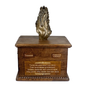 Fries paard grote urn voor paardenas, urn met naam, datums en citaat, gedenkteken met standbeeld bovenop, houten urn, aanpasbare urn voor paard