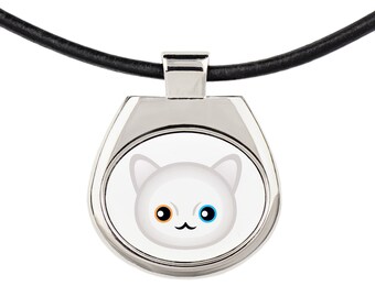 Un collar con un gato de Khao Manee. Una nueva colección con el lindo gato Art-Dog