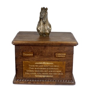 Fries paard grote urn voor paardenas, urn met naam, datums en citaat, gedenkteken met standbeeld bovenop, houten urn, aanpasbare urn voor paard