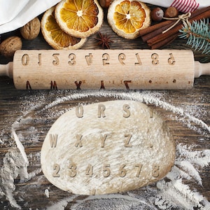 ALFABETO. Matterello inciso per biscotti, mattarello a goffratura, mattarello con incisione laser. Rullo decorativo