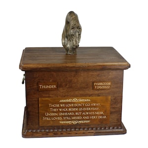 Grote urn Arabisch paard voor paardenas, urn met naam, datums en citaat, gedenkteken met standbeeld bovenop, houten urn, aanpasbare urn voor paard